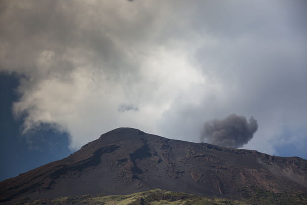 Eruption du volcan Stromboli le 3 juillet au large de la Sicile