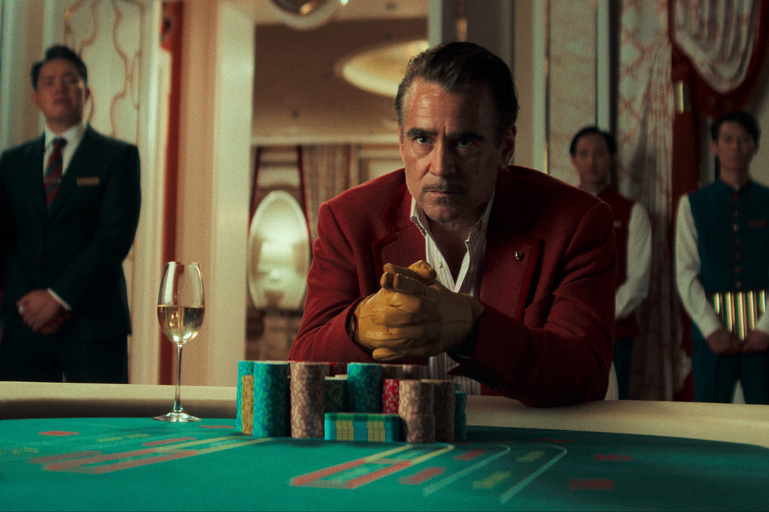 Ballad of a small player : de quoi parle le thriller psychologique porté par Colin Farrell de Netflix ?