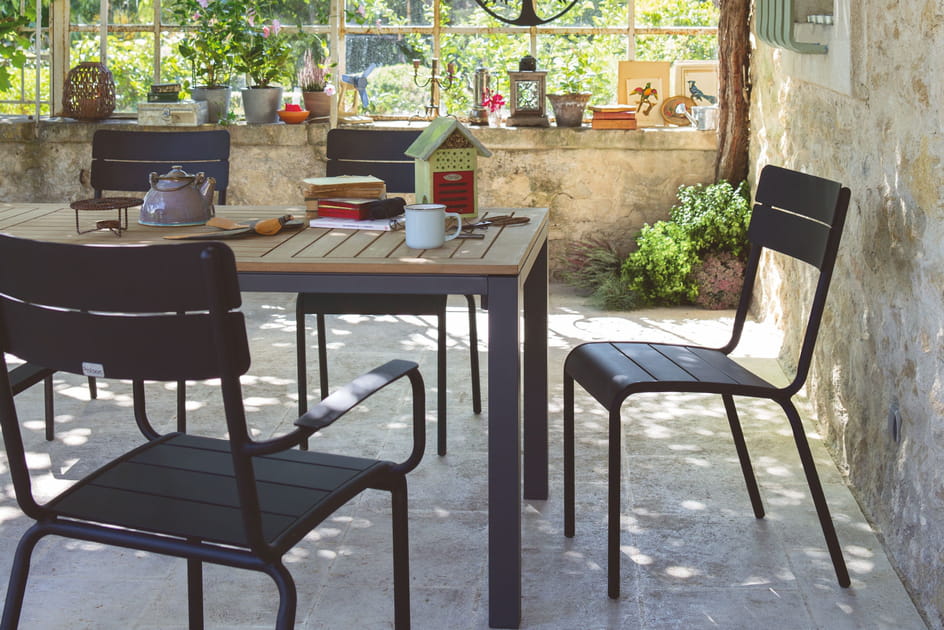 Une table qui marie les mat&eacute;riaux
