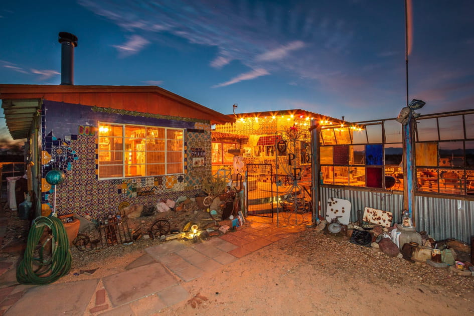 Une maison en mosa&iuml;ques dans le d&eacute;sert de Californie
