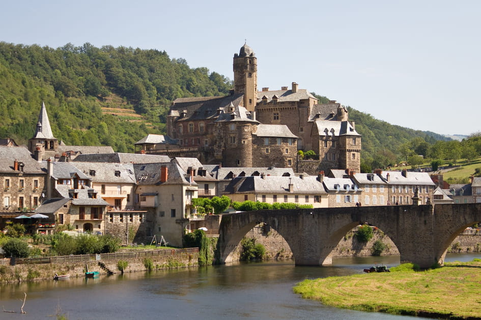 Estaing et son ch&acirc;teau m&eacute;di&eacute;val conserv&eacute;