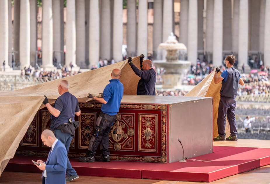 L'autel recouvert sur la place Saint-Pierre en vue des fun&eacute;railles du pape