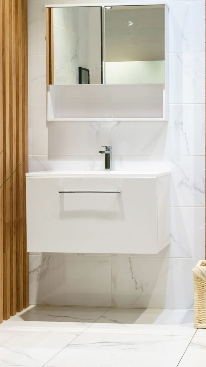 Mettre le pommeau de douche dans un seau de vinaigre Mettre le pommeau de douche dans un seau de vinaigre