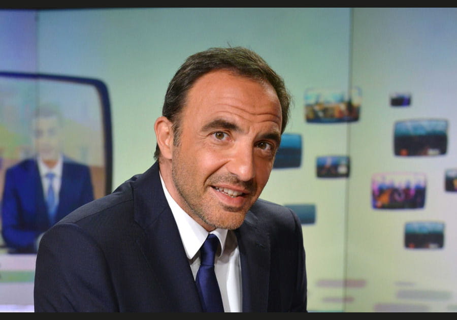 Nikos Aliagas : une cale&ccedil;on rouge