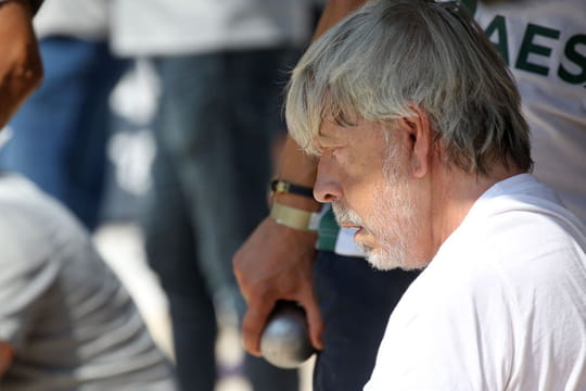 Renaud Le Chanteur à Larticle De La Mort Doù - 