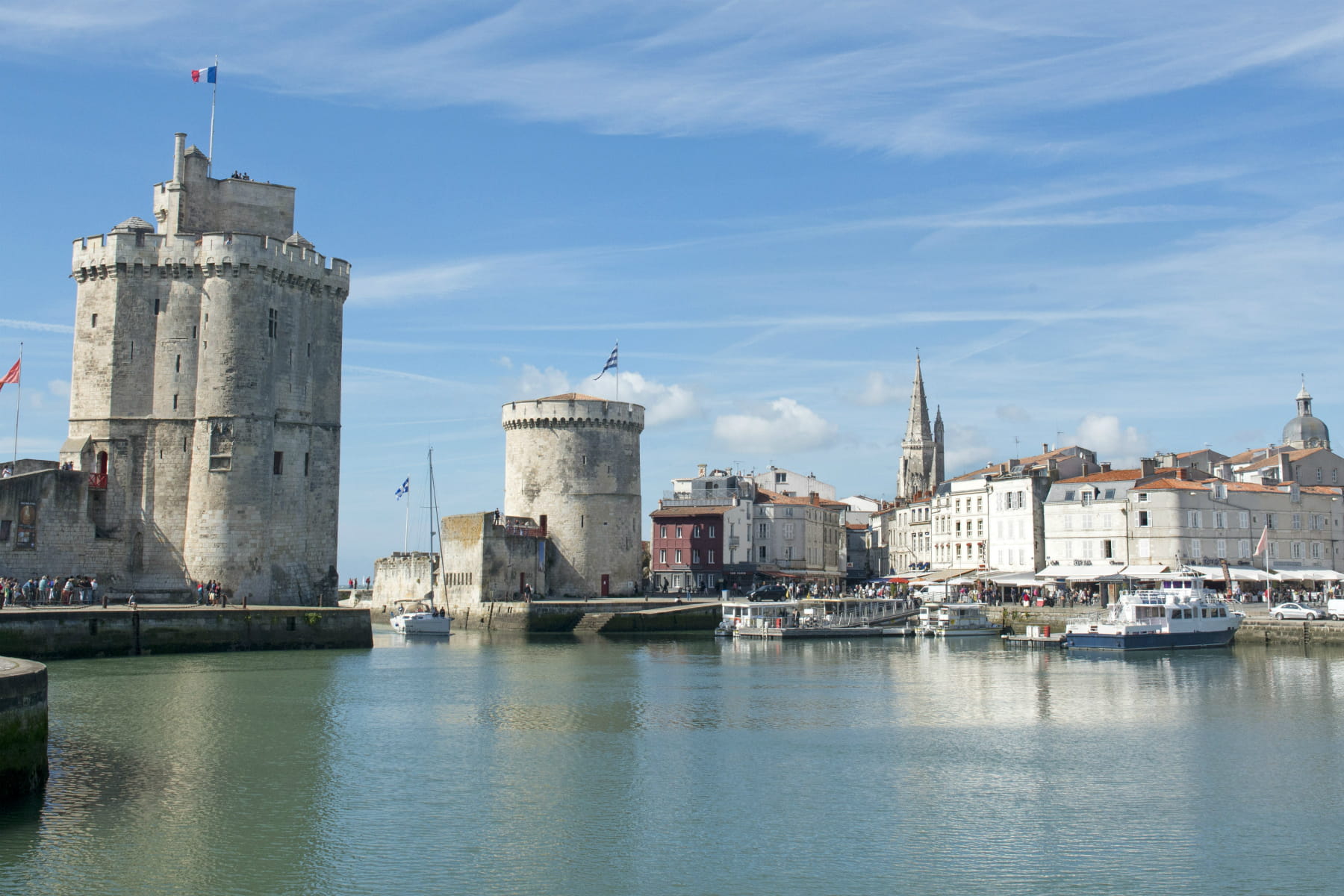 башни в гавани. маяк линдау. древняя финикия город сидон. ля-рошель купить. ля-рошель франция крепость.