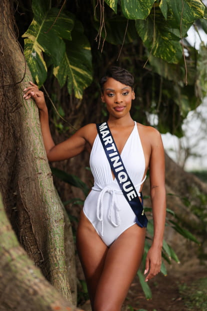 Miss Martinique en maillot de bain blanc immaculé