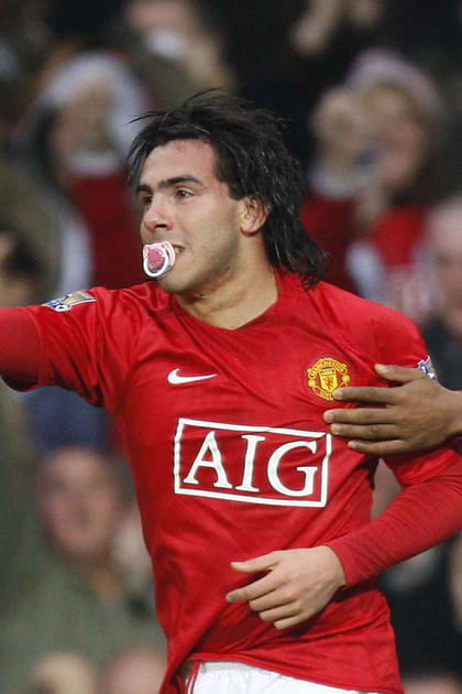 Carlos T&eacute;vez suce une t&eacute;tine