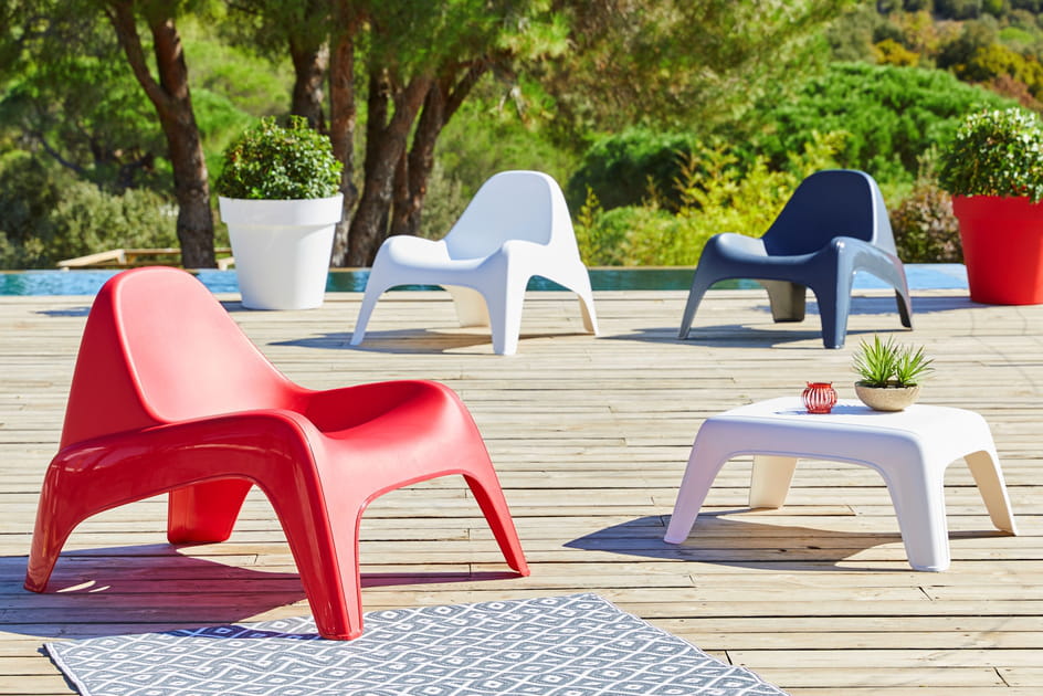 Des fauteuils en plastique