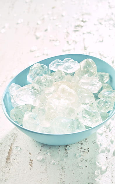 On dispose une bassine d'eau fra&icirc;che avec gla&ccedil;ons &agrave; c&ocirc;t&eacute; du bureau