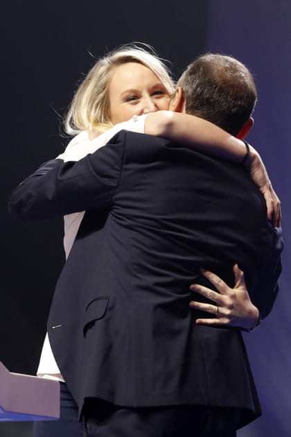 Marine le Pen lui tend quand m&ecirc;me la main...