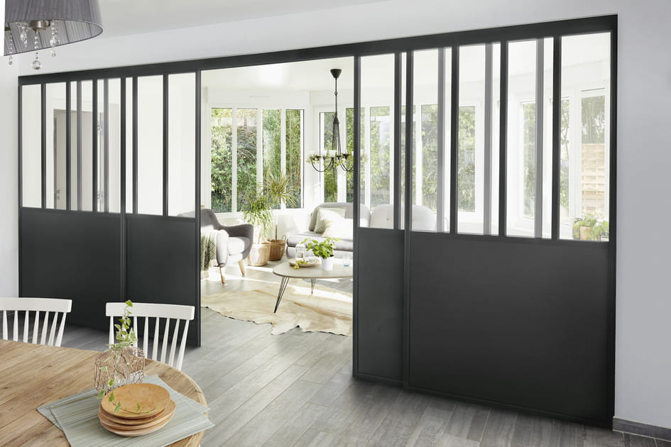 Une verri&egrave;re avec des portes coulissantes