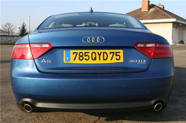 Une sportive en costume de soirée