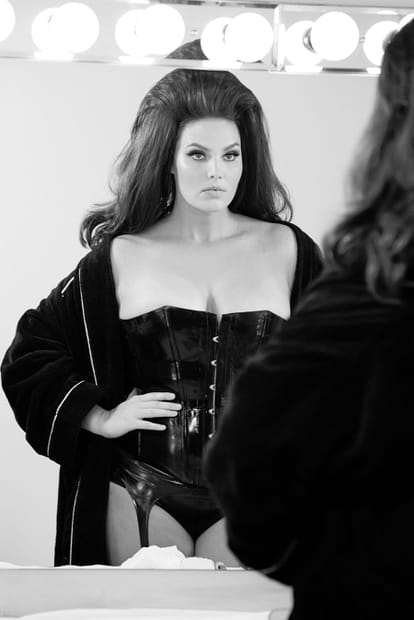Candice Huffine révolutionne les codes en avril dans le Calendrier Pirelli 2015