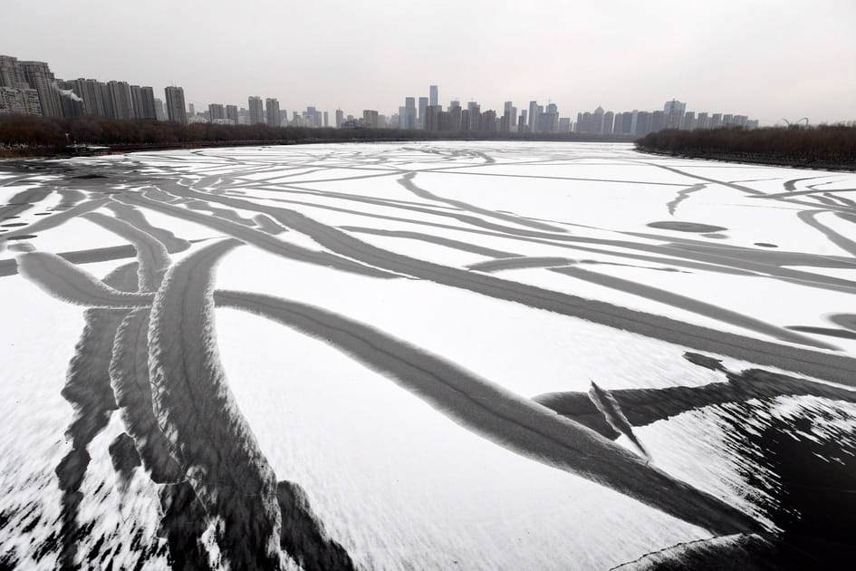 Un fleuve gel&eacute; recouvert de neige