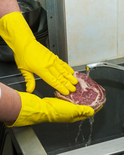 Vrai ou faux&nbsp;: il faut laver la viande crue avant de la cuisiner&nbsp;?