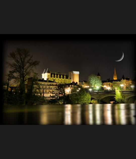 Pau by night