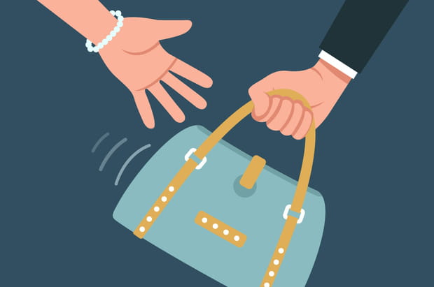 Aider une femme à porter son sac en Inde