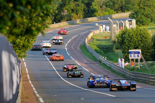 21h10 : Le safety car en action