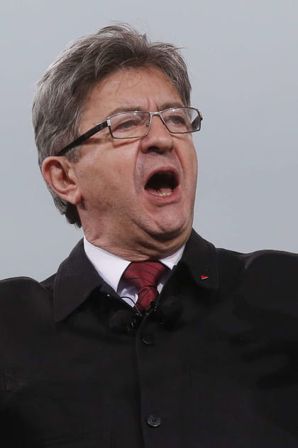 Il porte un petit triangle rouge