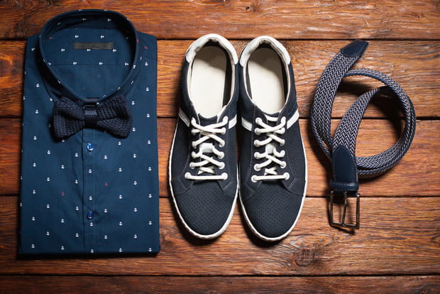 Placer une ceinture dans le col de sa chemise