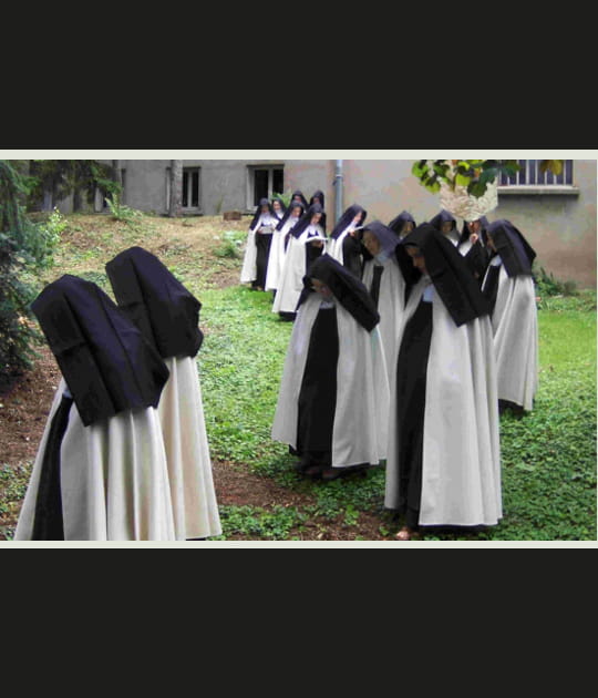 Carm&eacute;lites en procession