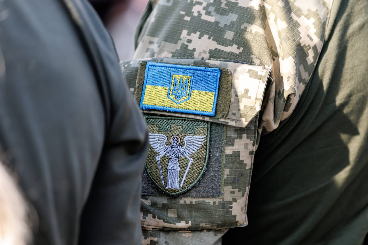 Guerre en Ukraine : un soldat invente une armure pour combattre les drones russes