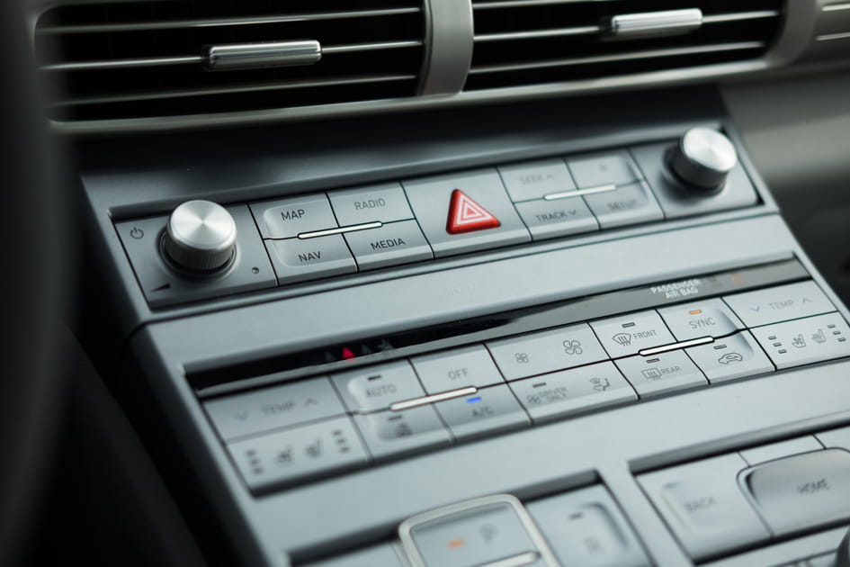 Beaucoup de boutons sur la console centrale