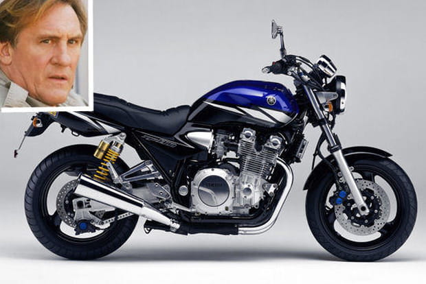 Gérard Depardieu roule en moto