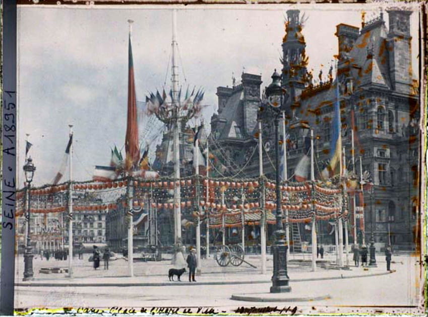 Drapeaux et cotillons &agrave; l'H&ocirc;tel de ville