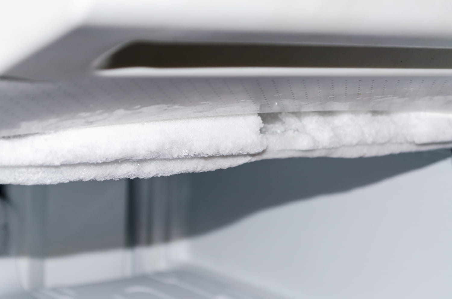Retirez la glace de votre congélateur en quelques minutes avec du papier aluminium : ça fait de belles économies d'énergie