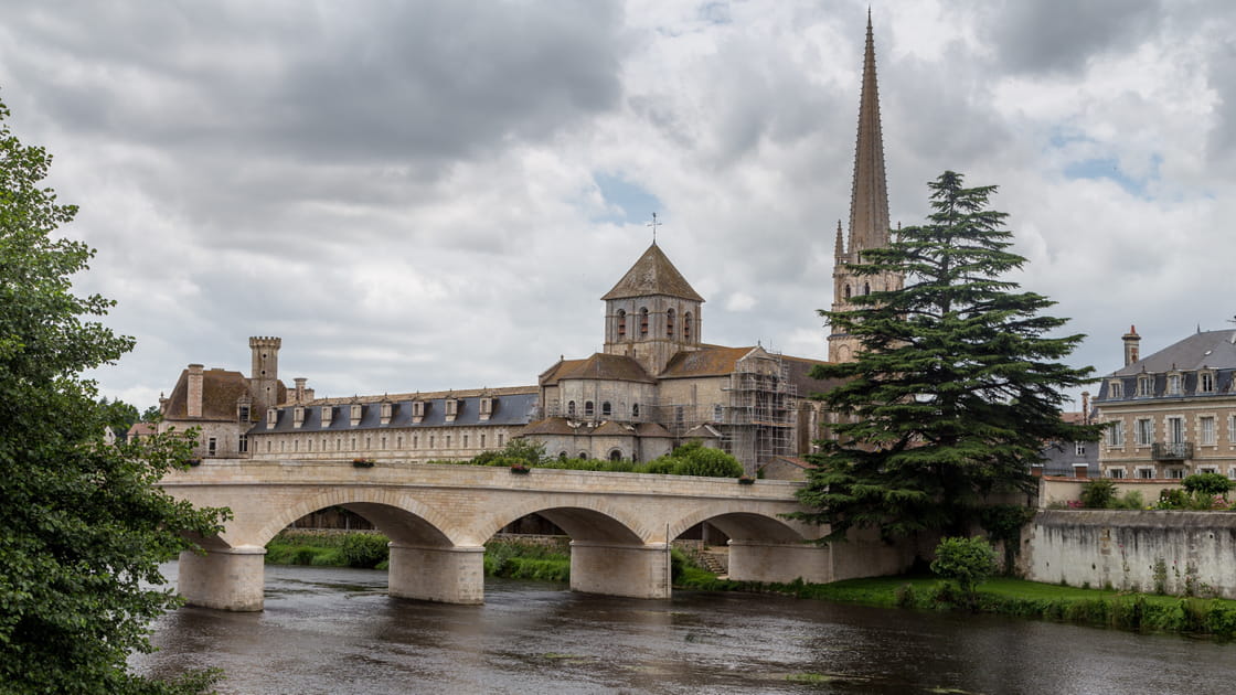 Saint-Savin, travers&eacute; par la Gartempe