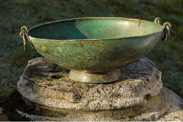 Bassin avec deux anses en bronze