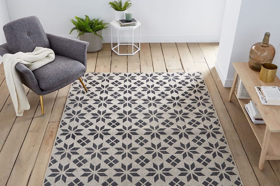 Sur un tapis tiss&eacute;