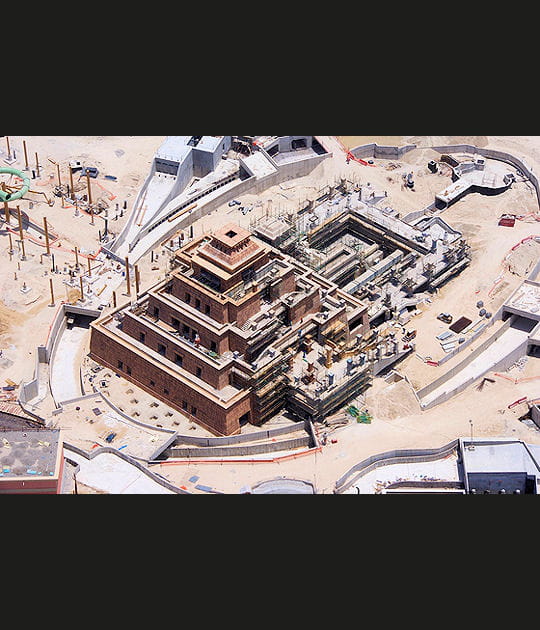 Un tunnel au milieu des requins