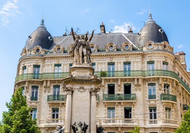La fontaine des Trois Ordres de la place Notre-Dame