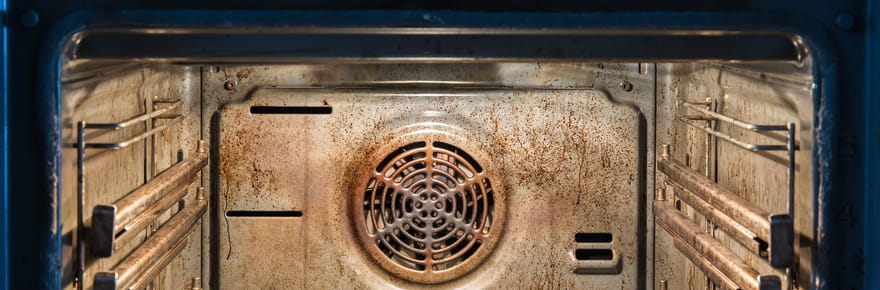 Vous n'y avez s&ucirc;rement pas pens&eacute;&nbsp;: voici comment nettoyer son four avec une pastille pour lave-vaisselle