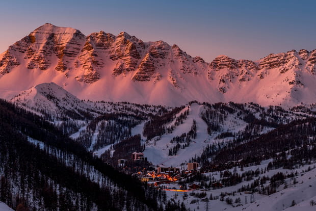Vars, une station nichée au milieu de splendides forêts de mélèzes