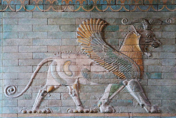 La frise des griffons au Louvre, extrait des fouilles du palais de Darius Ier à Suse