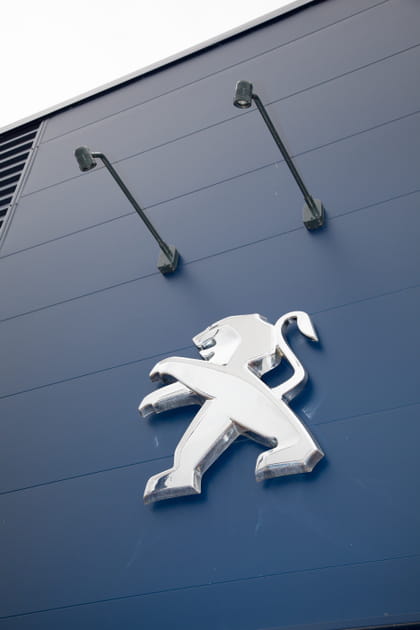 Le groupe PSA ferme ses usines jusqu'&agrave; nouvel ordre