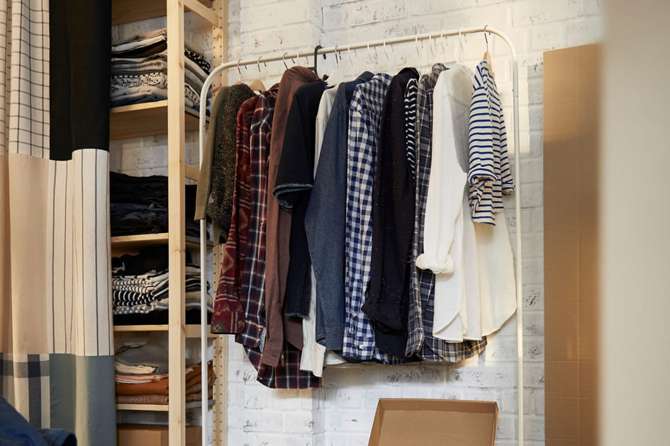 Un portant associ&eacute; &agrave; une &eacute;tag&egrave;re