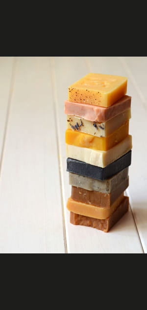 Placer des savonnettes dans l'armoire