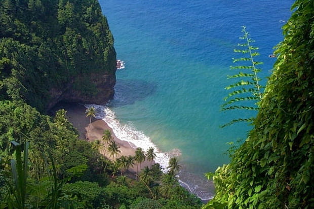 Secrète et cachée, la plage du Prêcheur