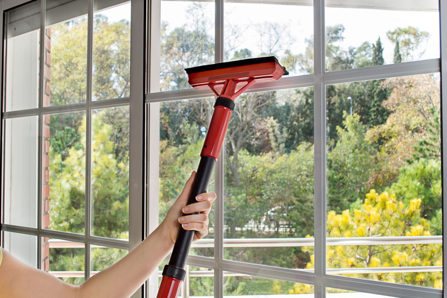Laver les vitres sans traces 5 astuces de nettoyage efficaces
