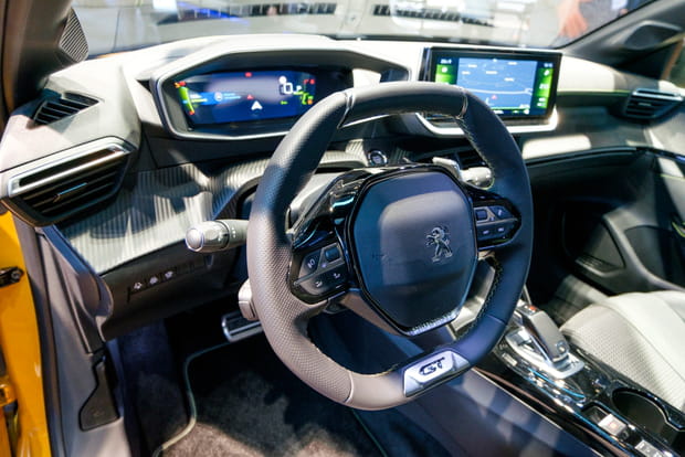 Un poste de conduite high-tech et massif pour la 208