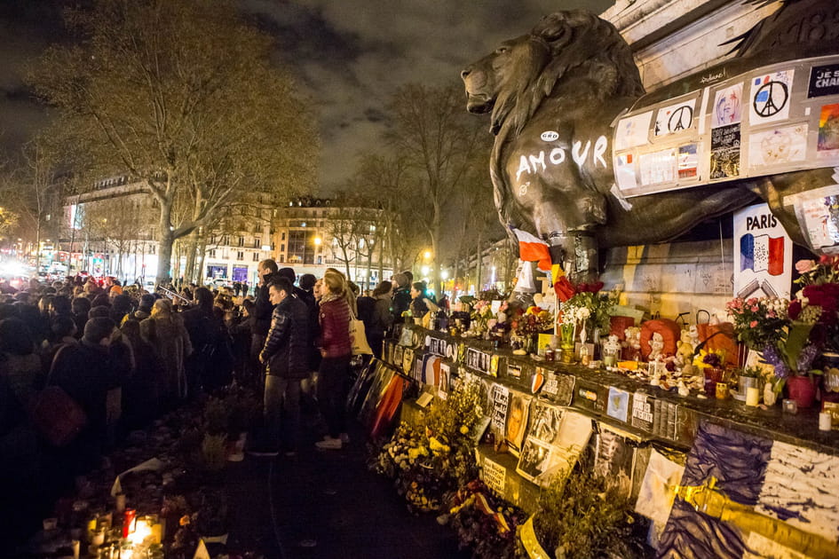 La place de la R&eacute;publique, entre recueillement et espoir