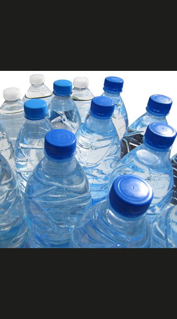 Placer des bouteilles d'eau devant la fen&ecirc;tre
