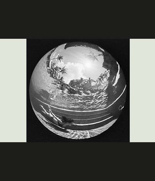 Une bulle d'eau en noir et blanc