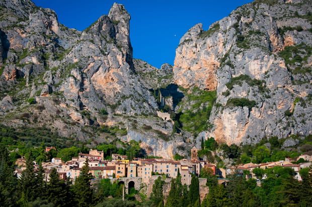 Moustiers-Sainte-Marie, plus beau village de France au pied des falaises du Verdon