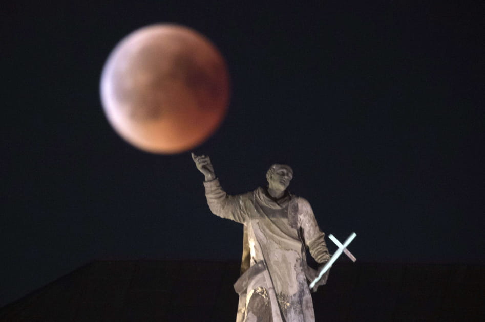 Retour sur les images de la &quot;lune de sang&quot; du 27&nbsp;juillet 2018